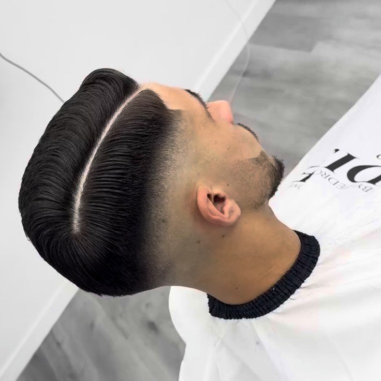 Slick back con degradado en Paradise Barber